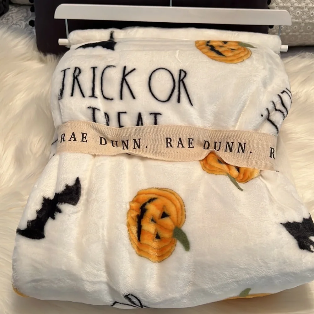 NWT RAE DUNN TRICK OR TREAT FARMHOUSE HALLOWEEN 🎃 SOFT PLUSH THROW BLANKET